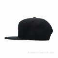 Cappello a snapback nero con ricamo a fiori